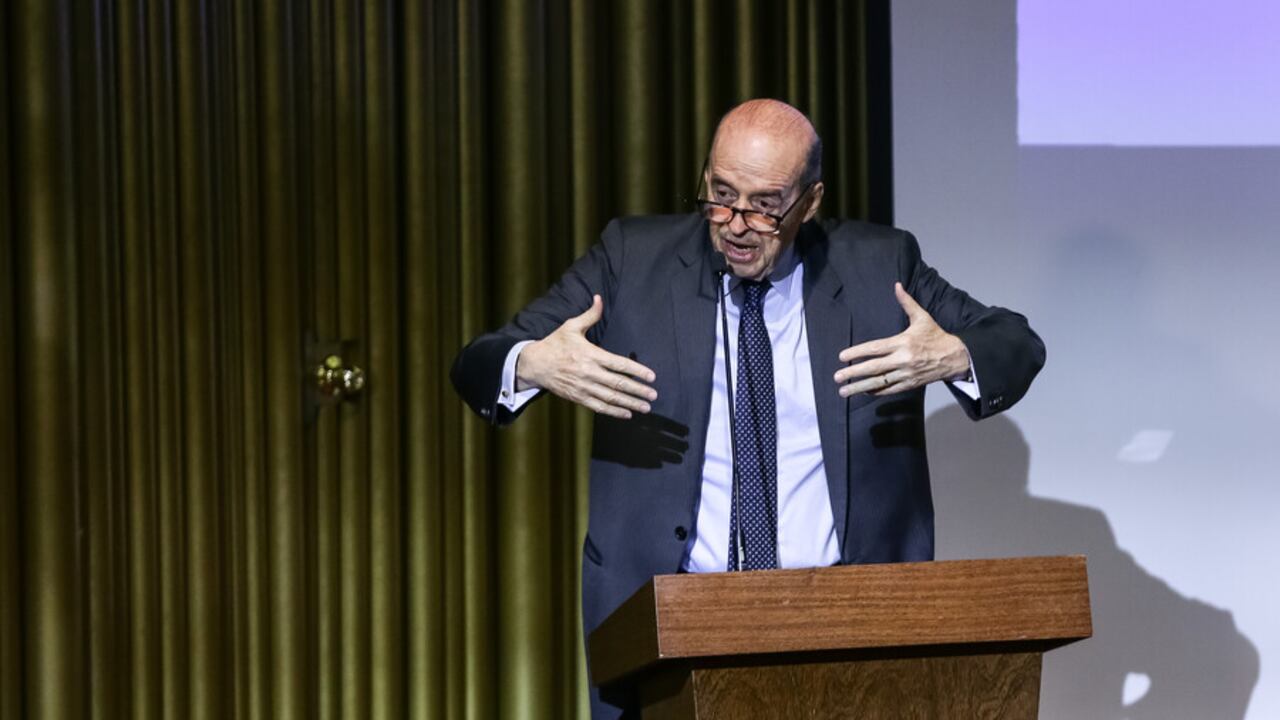 El exjefe paramilitar Carlos Mario Jiménez, alias Macaco, participó hoy junto al canciller Alvaro Leyva de un encuentro por la verdad para la no repetición en el Centro de Memoria Paz y Reconciliación.