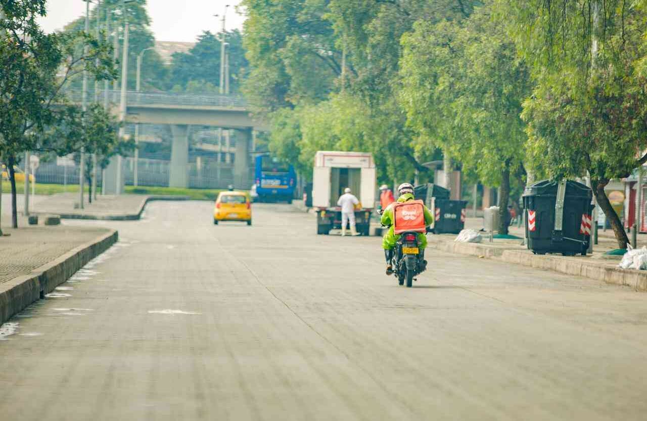 Un SITP, un taxi, un rappitendero y un carro para abastecer carnicerías, los únicos ocupantes de esta avenida. Foto: Karen Salamanca/ Semana