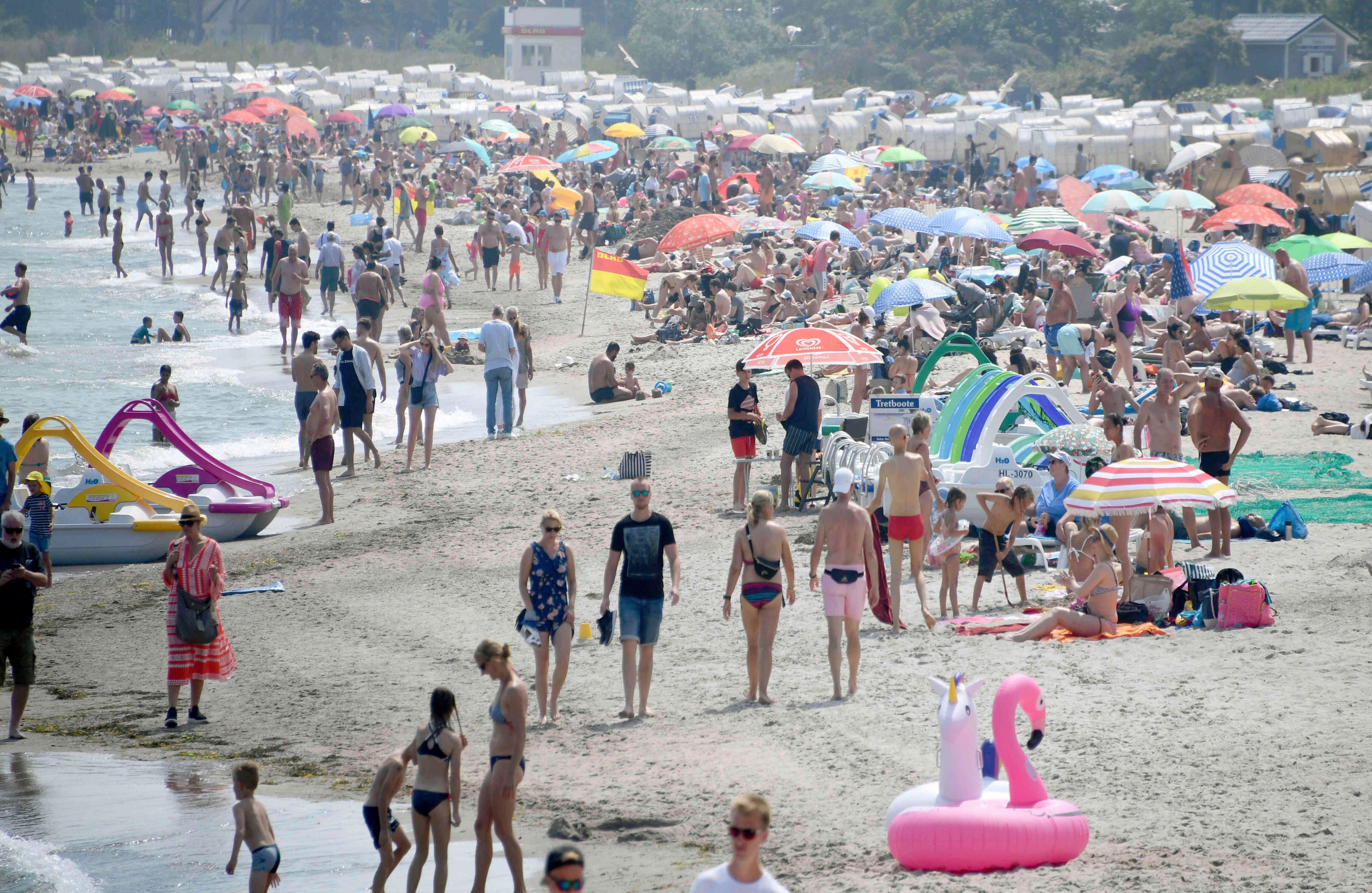 No cabe un solo turista más en la playa del mar Báltico en Timmendorfer Strand, Alemania, el viernes 26 de junio de 2020. Después de la relajación de las medidas contra el brote de coronavirus, en la mayoría de los estados federales alemanes, la población ha salido a gozar el verano.