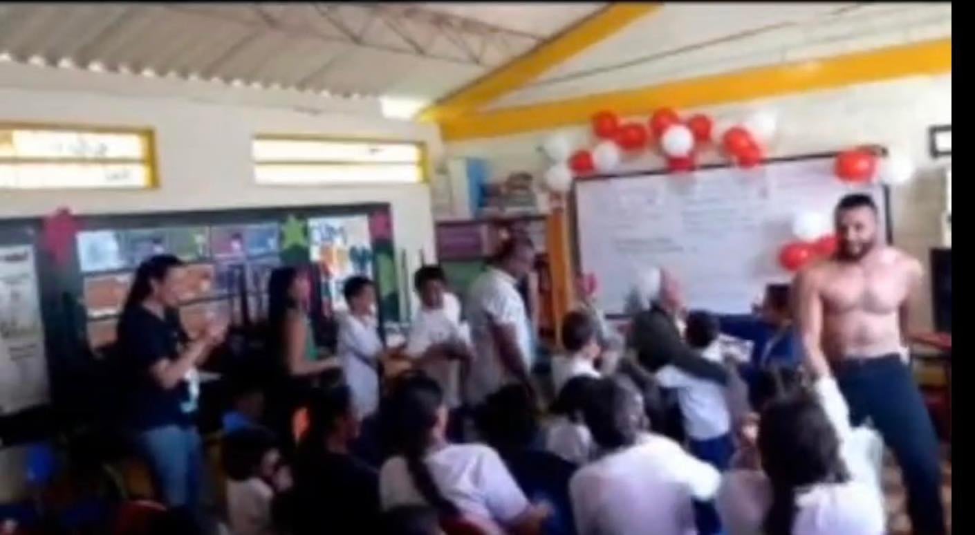 El docente bailó sin camisa frente a los niños.
