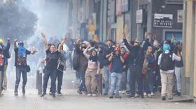 Los cerca de 5.000 manifestantes fueron evacuados por las autoridades con gases lacrimógenos. Foto: Diana Rey