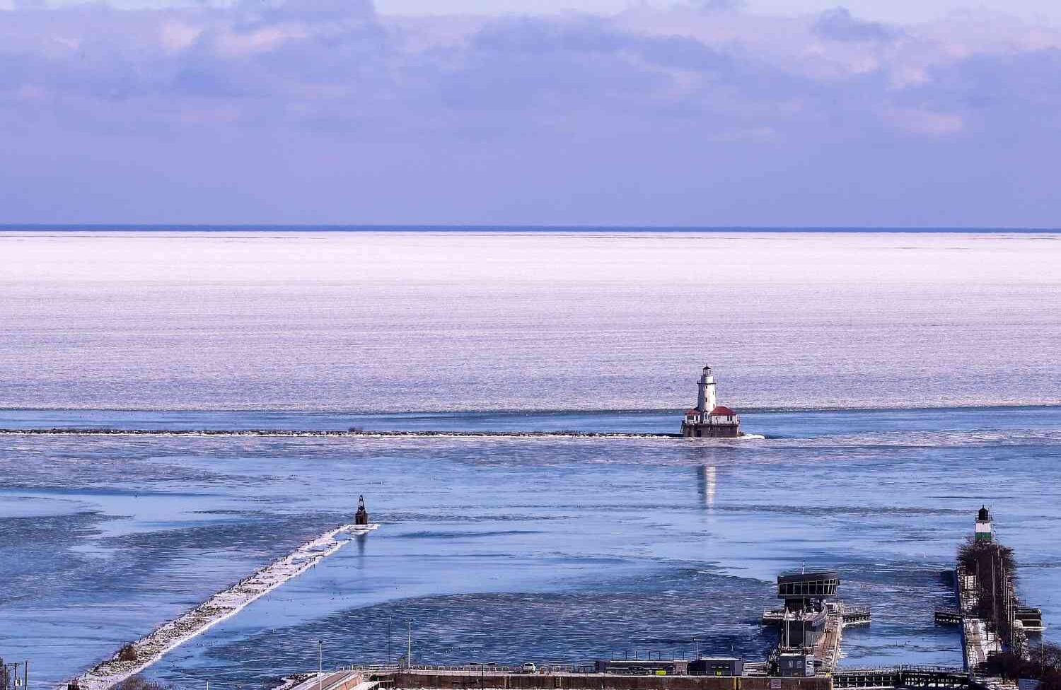 Los residentes de Chicago, al oeste de los Estados Unidos, se vieron afectados por el severo frío causado por una tormenta de nieve en el noreste del país. La vida casi se paraliza en Chicago debido a la nieve, la más pesada de la región durante años, con las calles y callejones de la ciudad completamente deseserticos. (Bilgin S. Sasmaz - Agencia de Anadolu).