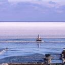 Los residentes de Chicago, al oeste de los Estados Unidos, se vieron afectados por el severo frío causado por una tormenta de nieve en el noreste del país. La vida casi se paraliza en Chicago debido a la nieve, la más pesada de la región durante años, con las calles y callejones de la ciudad completamente deseserticos. (Bilgin S. Sasmaz - Agencia de Anadolu).