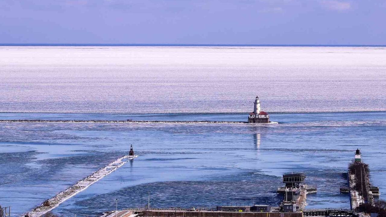 Los residentes de Chicago, al oeste de los Estados Unidos, se vieron afectados por el severo frío causado por una tormenta de nieve en el noreste del país. La vida casi se paraliza en Chicago debido a la nieve, la más pesada de la región durante años, con las calles y callejones de la ciudad completamente deseserticos. (Bilgin S. Sasmaz - Agencia de Anadolu).