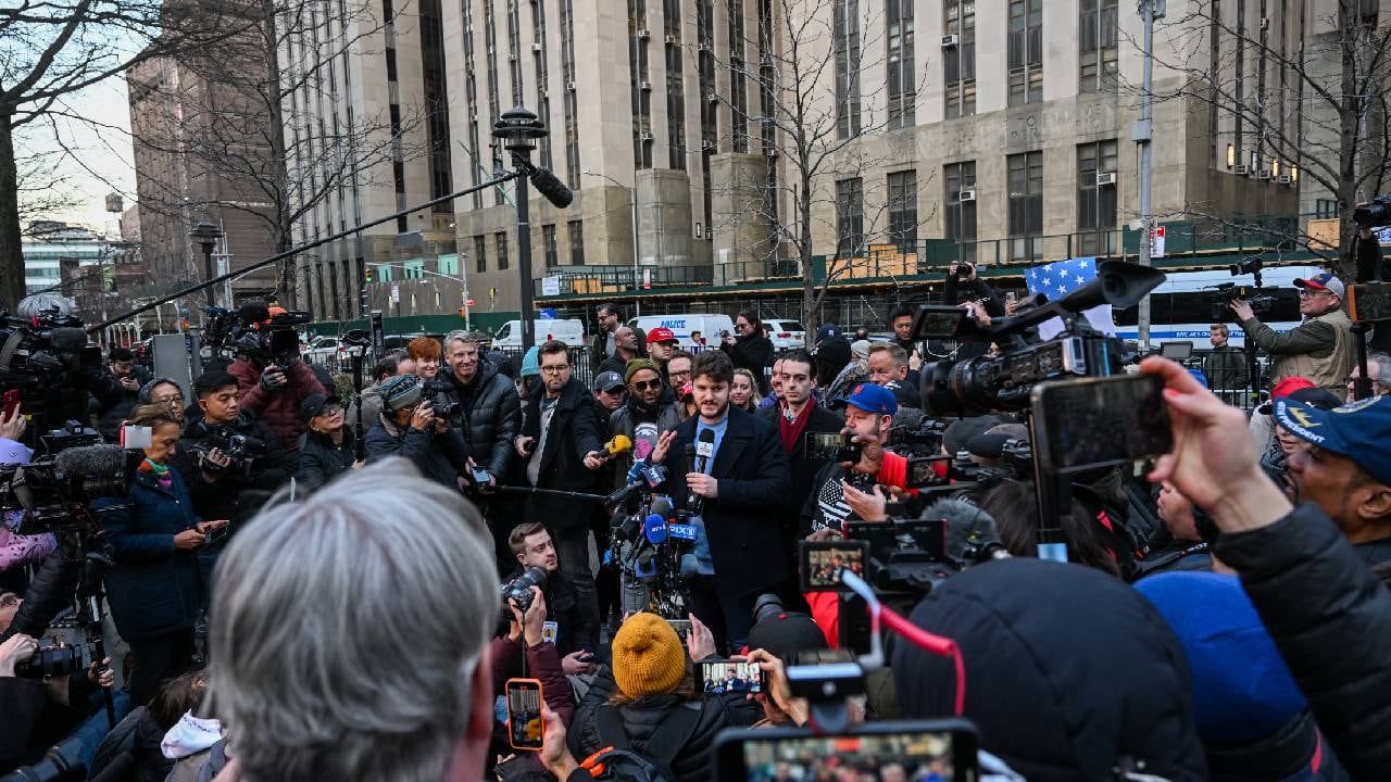 Gavin M. Wax, presidente de los jóvenes republicanos de Nueva York, habla cerca de la oficina del fiscal de distrito de Manhattan, Alvin Brag, y del Tribunal Penal del Condado de Nueva York..