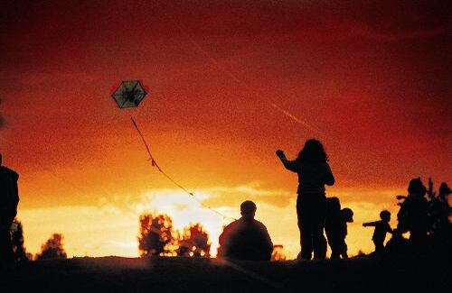 Los derechos humanos son las libertades y las garantías que le permiten a una persona vivir de forma digna, independiente de su pensamiento, etnia, religión, sexo o edad. La Declaración Universal de los Derechos humanos establece que todos los seres humanos nacen libres e iguales en dignidad y derechos y deben comportarse fraternalmente los unos con los otros. Por eso rechaza los tratos degradantes, la tortura y la discriminación.  