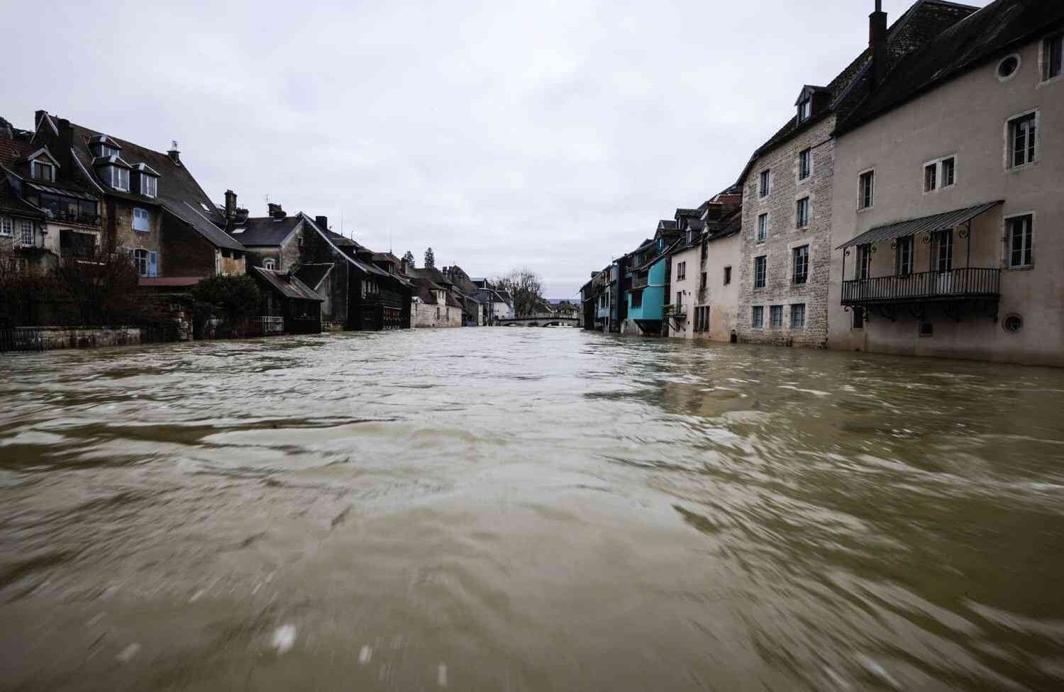 El río Loue aparece en la foto el 23 de enero de 2018, en Ornans, al este de Francia, después de que se desbordó causando inundaciones en la ciudad. / AFP PHOTO / Sebastien Bozon.