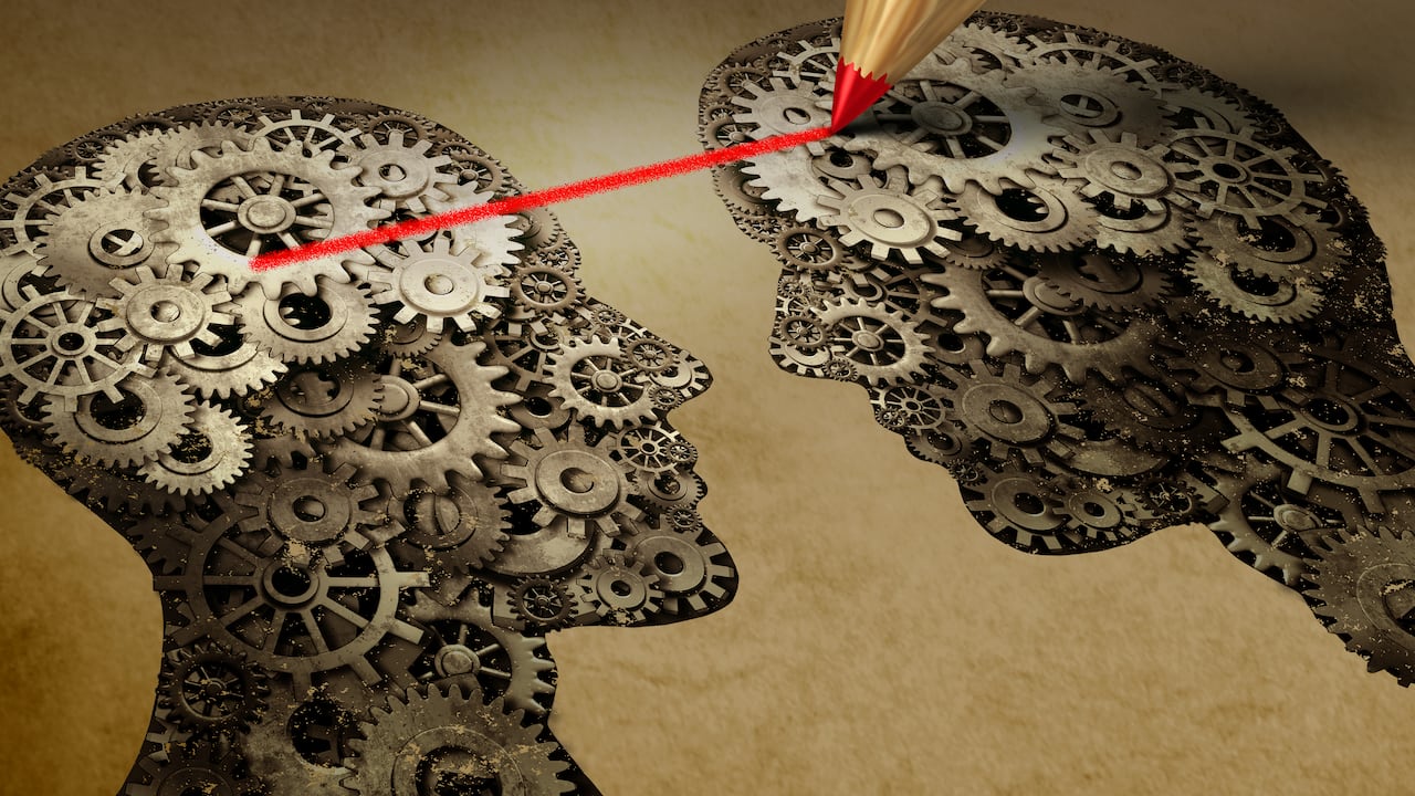 Daniel Kahneman y Amos Tvrsky enseñaron al mundo cómo funciona la mente con su libro Thinking Fast and Slow. En Deshaciendo errores, Michael Lewis habla de la historia de amistad de este par de psicólogos.