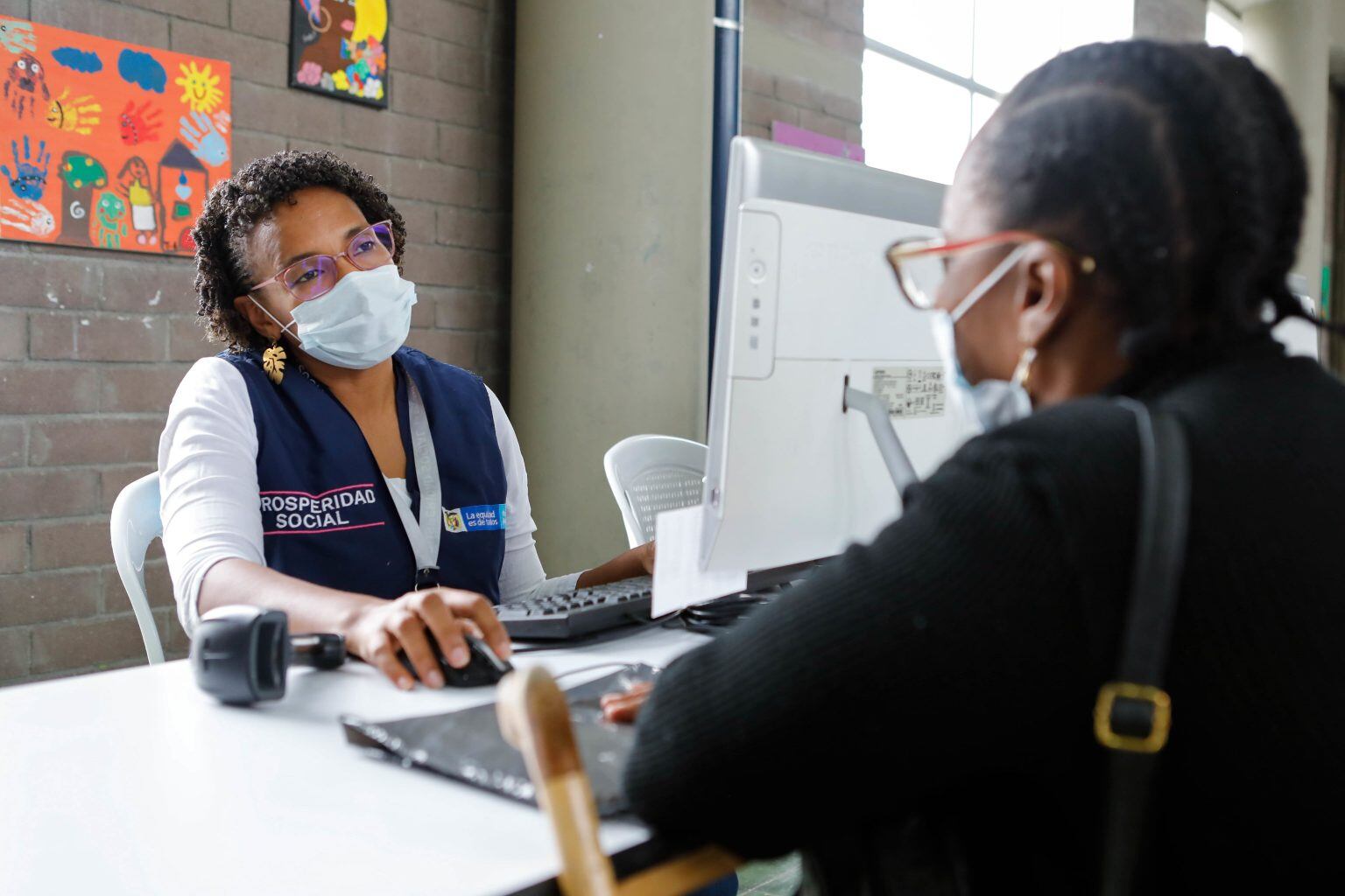 Esta estrategia consiste en la entrega, condicionada y periódica de una transferencia monetaria directa con un condicionamiento: la asistencia escolar y a atenciones de salud de los niños, niñas y adolescentes.