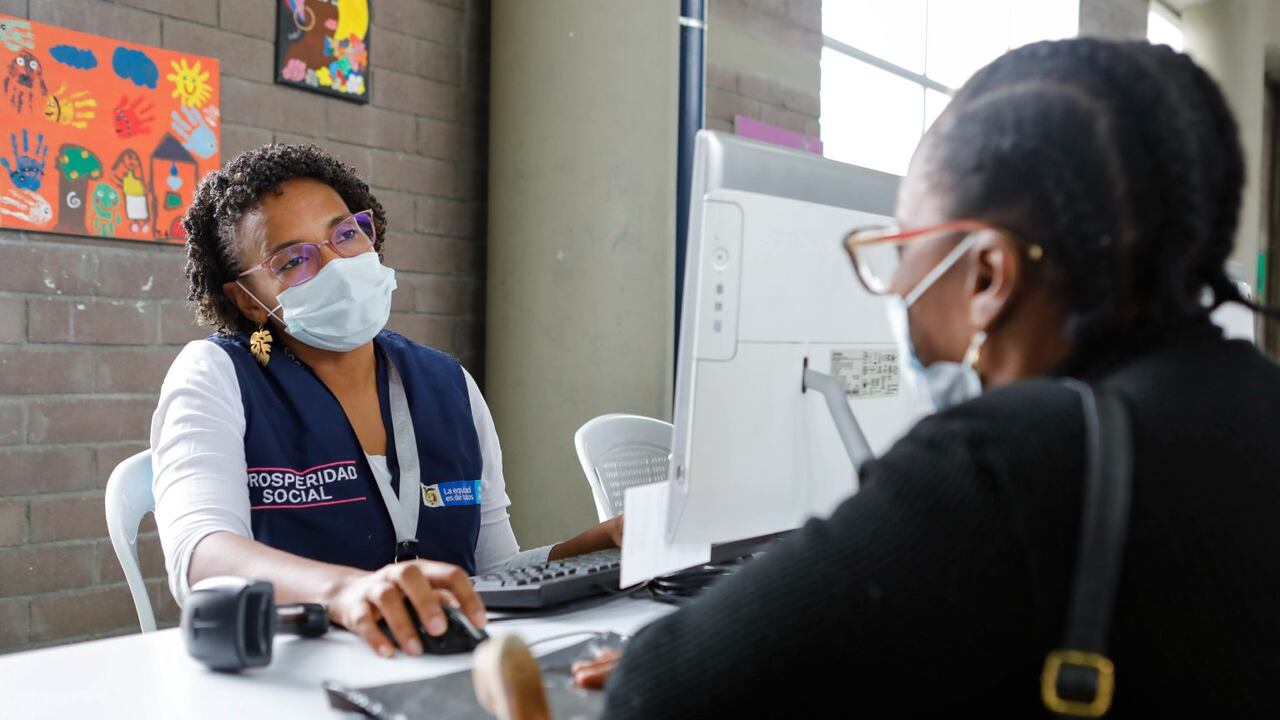 Esta estrategia consiste en la entrega, condicionada y periódica de una transferencia monetaria directa con un condicionamiento: la asistencia escolar y a atenciones de salud de los niños, niñas y adolescentes.