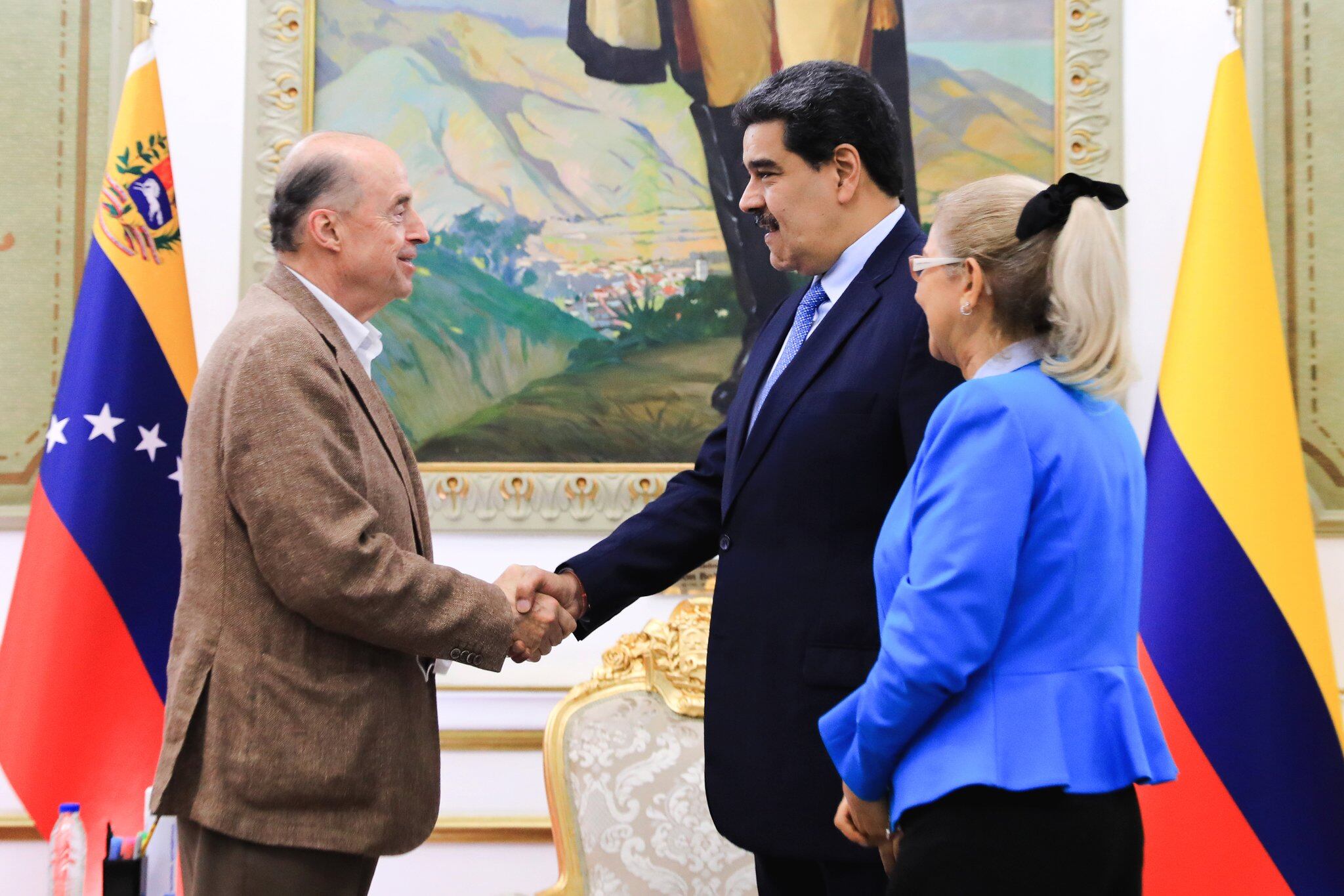 Reunión entre el canciller de Colombia, Álvaro Leyva, y el presidente de Venezuela, Nicolás Maduro.