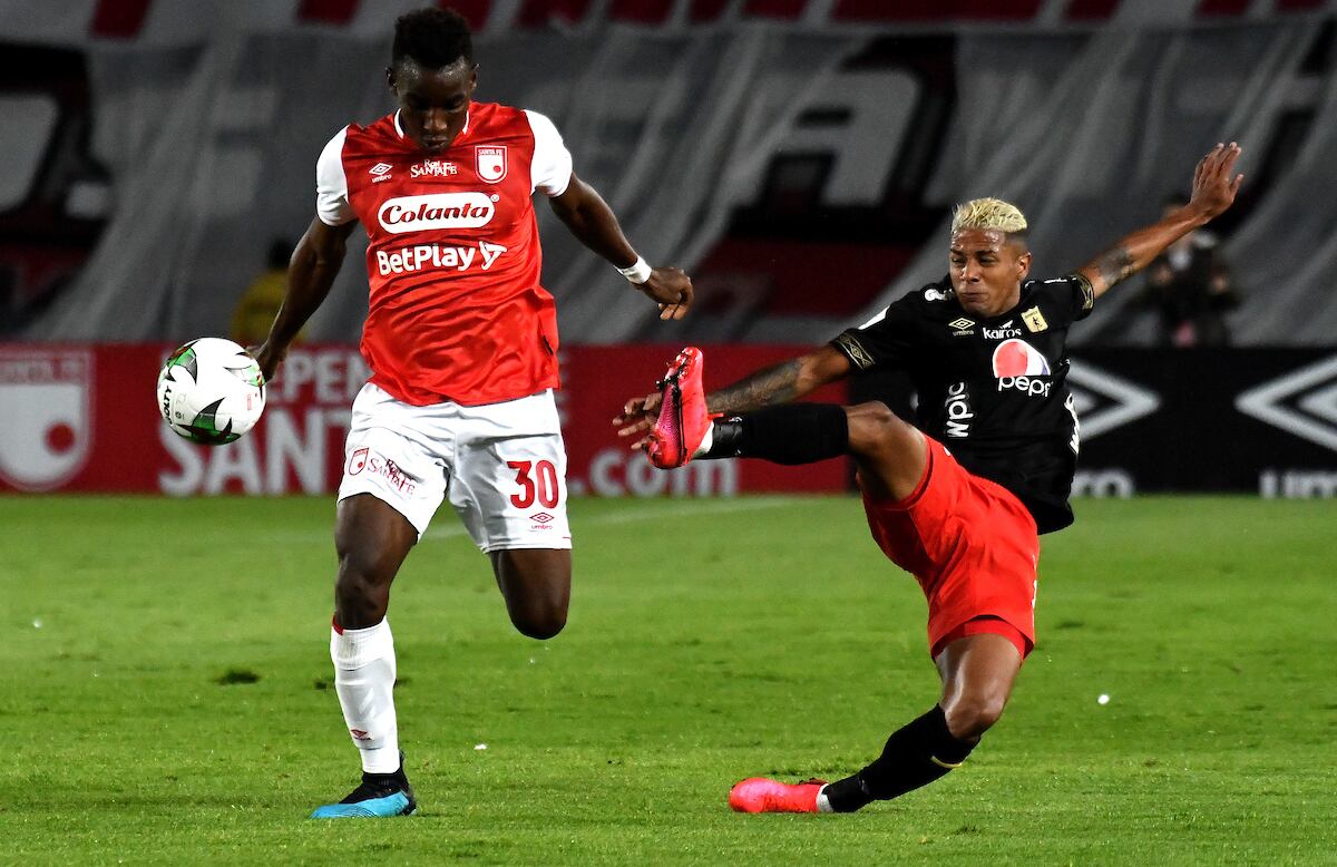 Jugadores de Independiente Santa Fe, celebran la victoria sobre America de Cali, al final de partido de la fecha 6 entre Independiente Santa Fe y America de Cali, por la Liga BetPLay DIMAYOR I 2020, en el estadio Nemesio Camacho El Campin de la ciudad de Bogota. / Players of Independiente Santa Fe, celebrate the victory to America de Cali, at the end of a match of the 6th date between Independiente Santa Fe and America de Cali, for the BetPlay DIMAYOR I Leguaje 2020 at the Nemesio Camacho El Campin Stadium in Bogota city. / Photo: VizzorImage / Luis Ramirez / Staff.