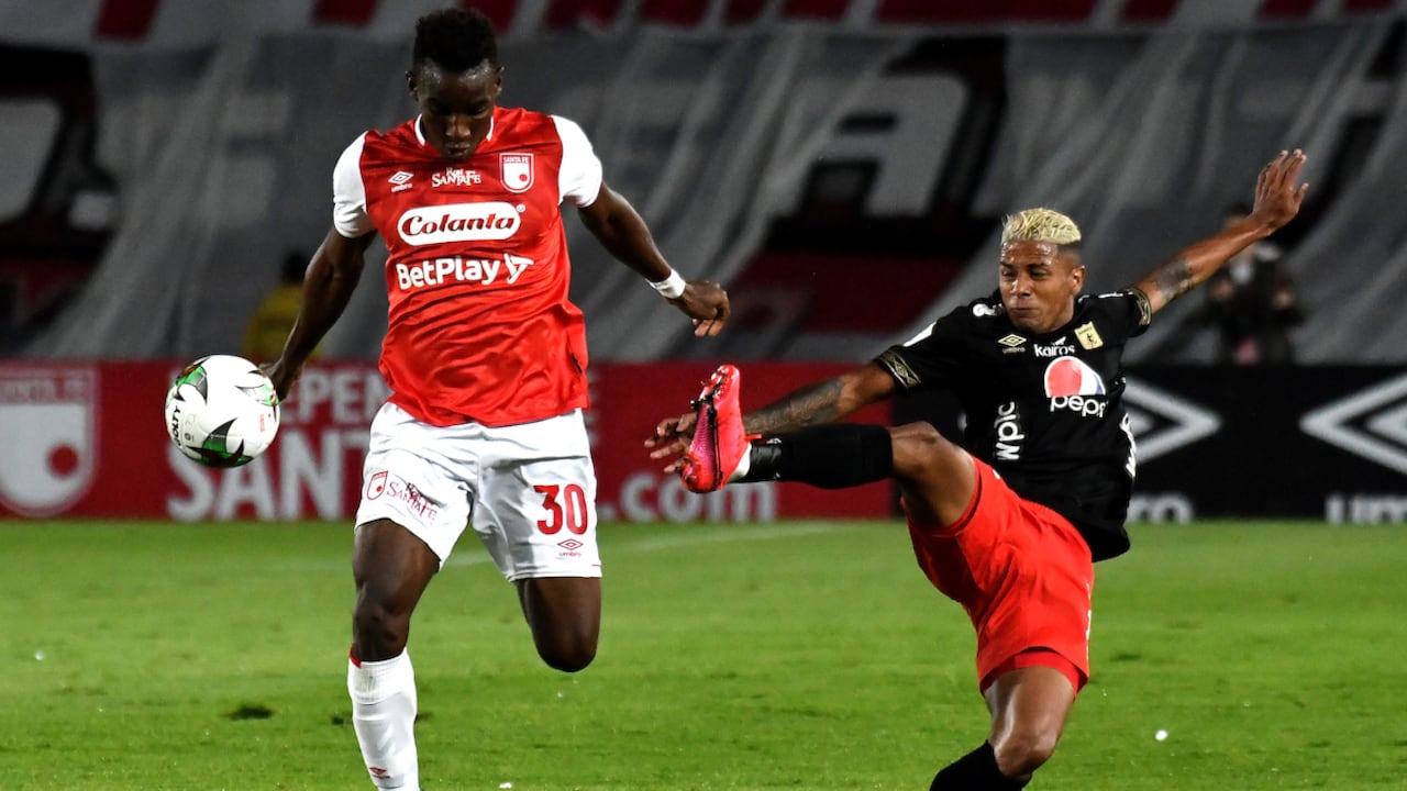 Jugadores de Independiente Santa Fe, celebran la victoria sobre America de Cali, al final de partido de la fecha 6 entre Independiente Santa Fe y America de Cali, por la Liga BetPLay DIMAYOR I 2020, en el estadio Nemesio Camacho El Campin de la ciudad de Bogota. / Players of Independiente Santa Fe, celebrate the victory to America de Cali, at the end of a match of the 6th date between Independiente Santa Fe and America de Cali, for the BetPlay DIMAYOR I Leguaje 2020 at the Nemesio Camacho El Campin Stadium in Bogota city. / Photo: VizzorImage / Luis Ramirez / Staff.