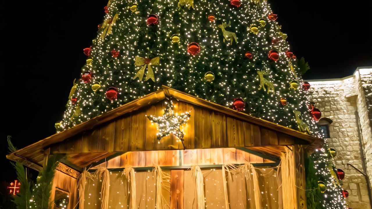 Árbol de Navidad iluminado en la Plaza del Pesebre en el centro de Belén, Israel.