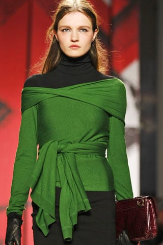 El verde se perfila como uno de los colores de la temporada. DKNY nos muestra un buen ejemplo.
