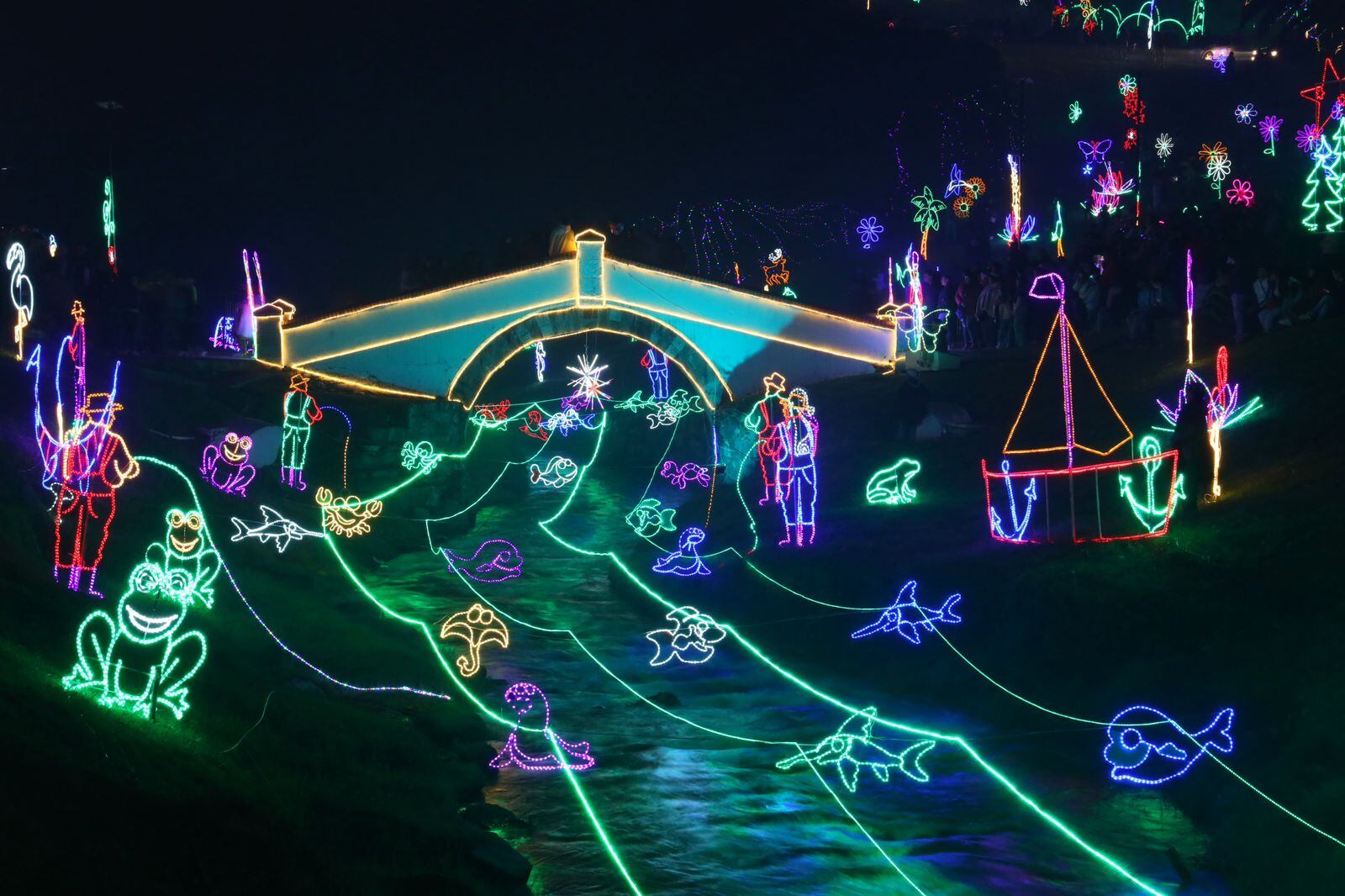 Un total de 2,8 millones de bombillos llenan de color el Puente de Boyacá.