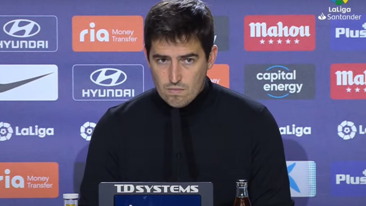 Andoni Iraola, DT del Rayo, durante la rueda de prensa después del partido ante los colchoneros