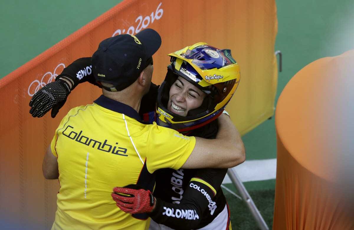 El abrazo con su entrenador de inmediato terminó la carrera. AP /Victor R. Caivano