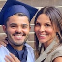 Mateo Villegas es acompañado por su mamá, Paula Andrea Betancur, el día de su graduación.