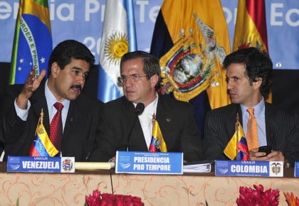De izquierda a derecha, los cancilleres de Venezuela, Nicolás Maduro, de Ecuador, Ricardo Patiño, y de Colombia, Jaime Bermúdez.