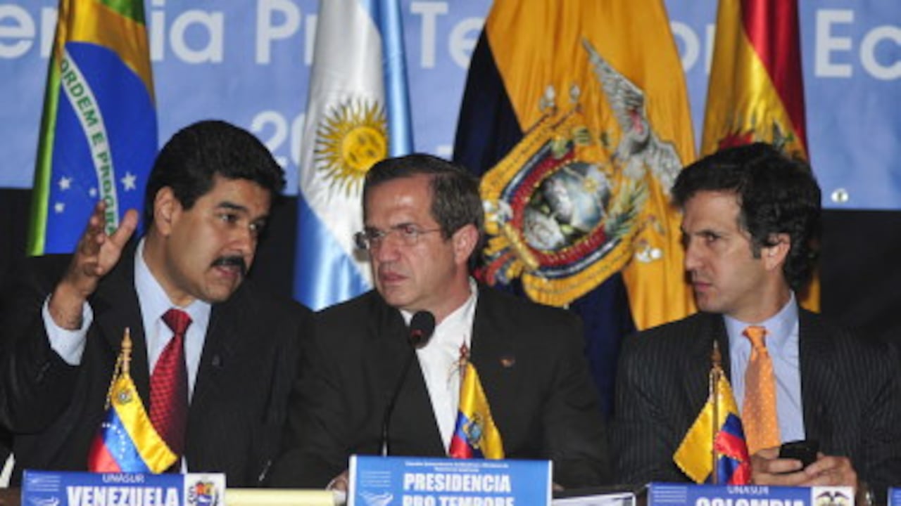 De izquierda a derecha, los cancilleres de Venezuela, Nicolás Maduro, de Ecuador, Ricardo Patiño, y de Colombia, Jaime Bermúdez.