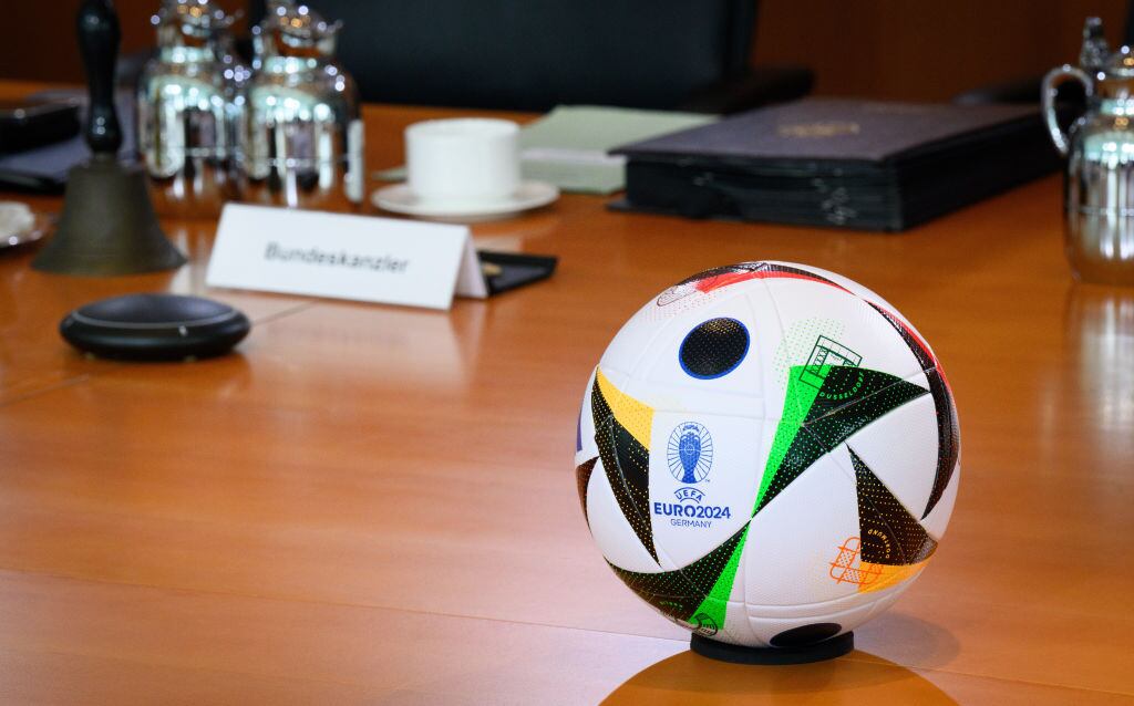 El balón oficial de la UEFA EURO 2024, que comienza en Alemania dentro de 100 días, está sobre la mesa de Olaf Scholz, canciller alemán, en Berlín (Foto de Bernd von Jutrczenka/picture alliance via Getty Images).