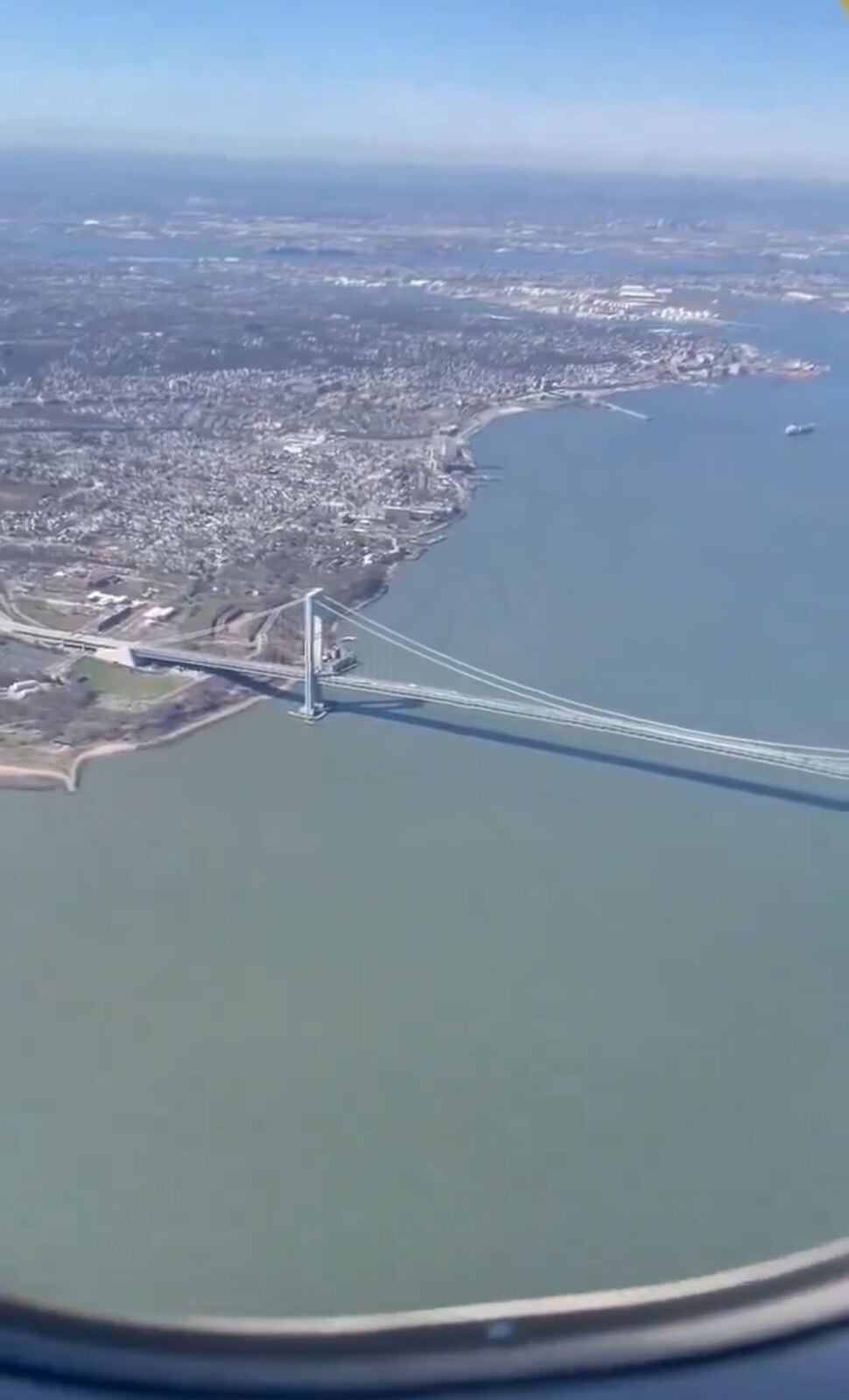 La mujer estaba grabando el acercamiento al aeropuerto de Nueva York