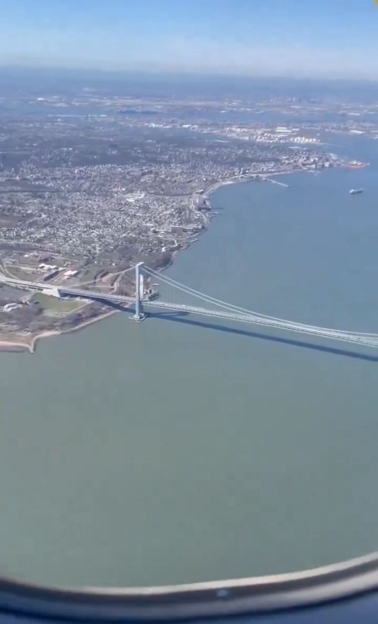 La mujer estaba grabando el acercamiento al aeropuerto de Nueva York