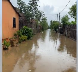 En algunas poblaciones rurales de municipios cordobeses, las calles se volvieron ríos. Esta imagen es de La Doctrina, en cercanías de Lorica.