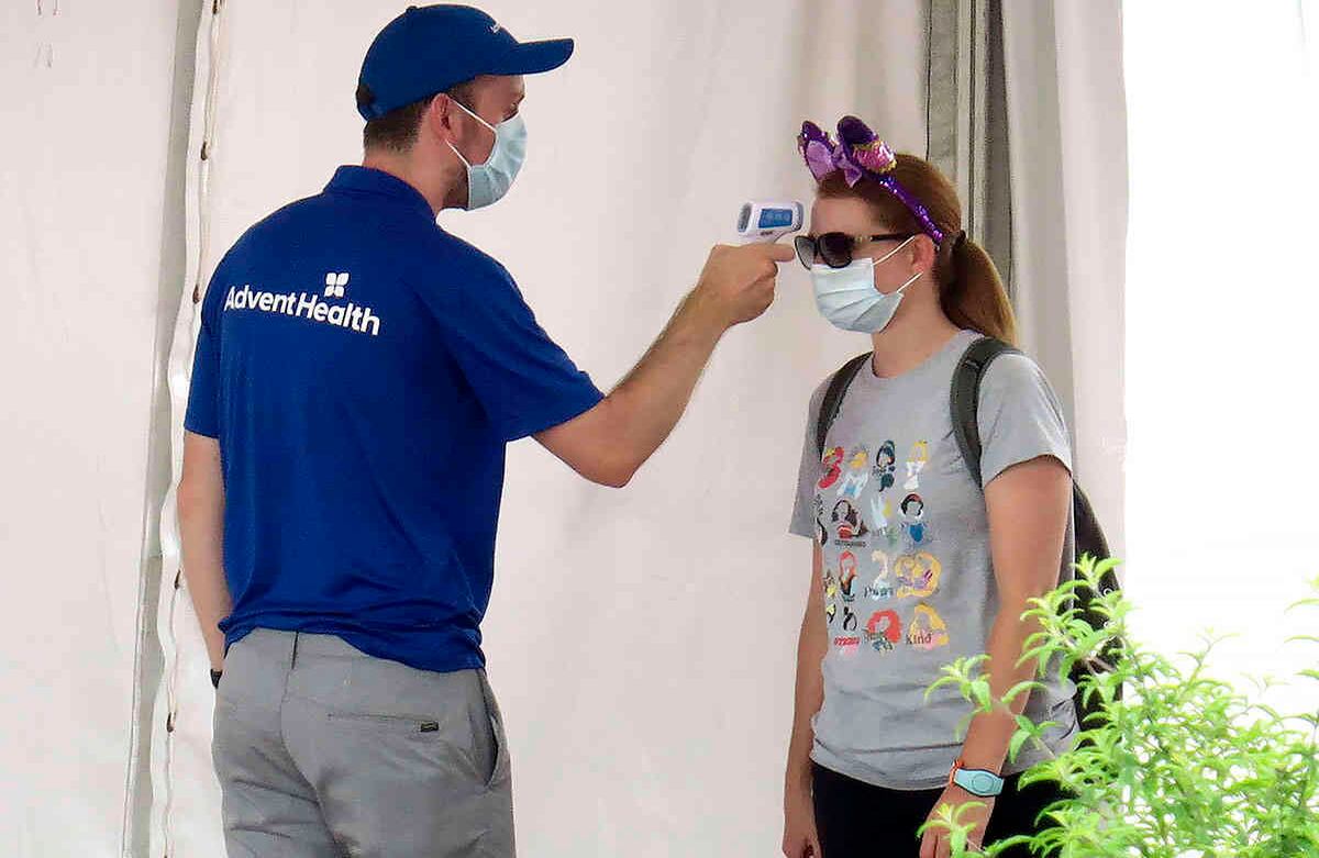 A los invitados se les toma la temperatura antes de ingresar, sin embargo la decisión de abrir las puertas fue duramente criticada en medio de un pico de contagios en el estado. 