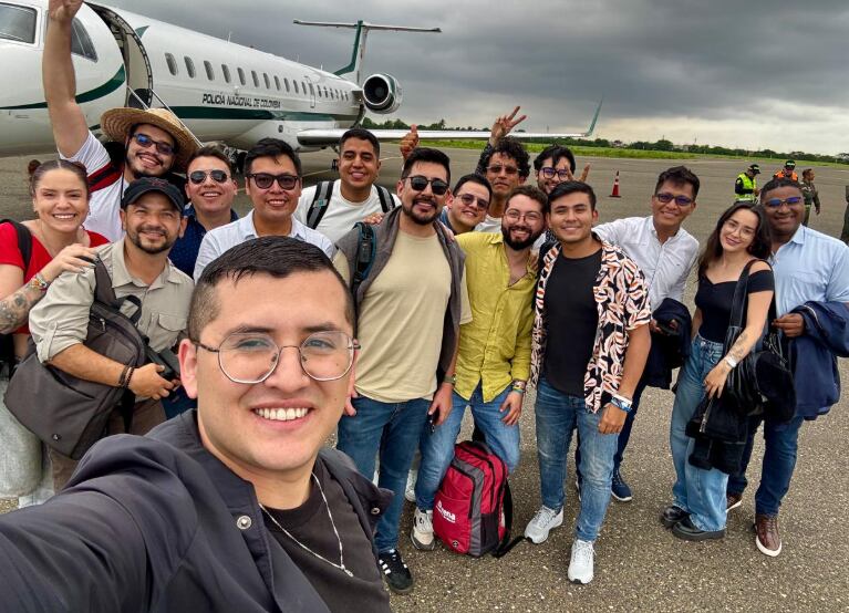 Creadores de contenido afines al gobierno Petro se movilizaron en avión de la Policía.