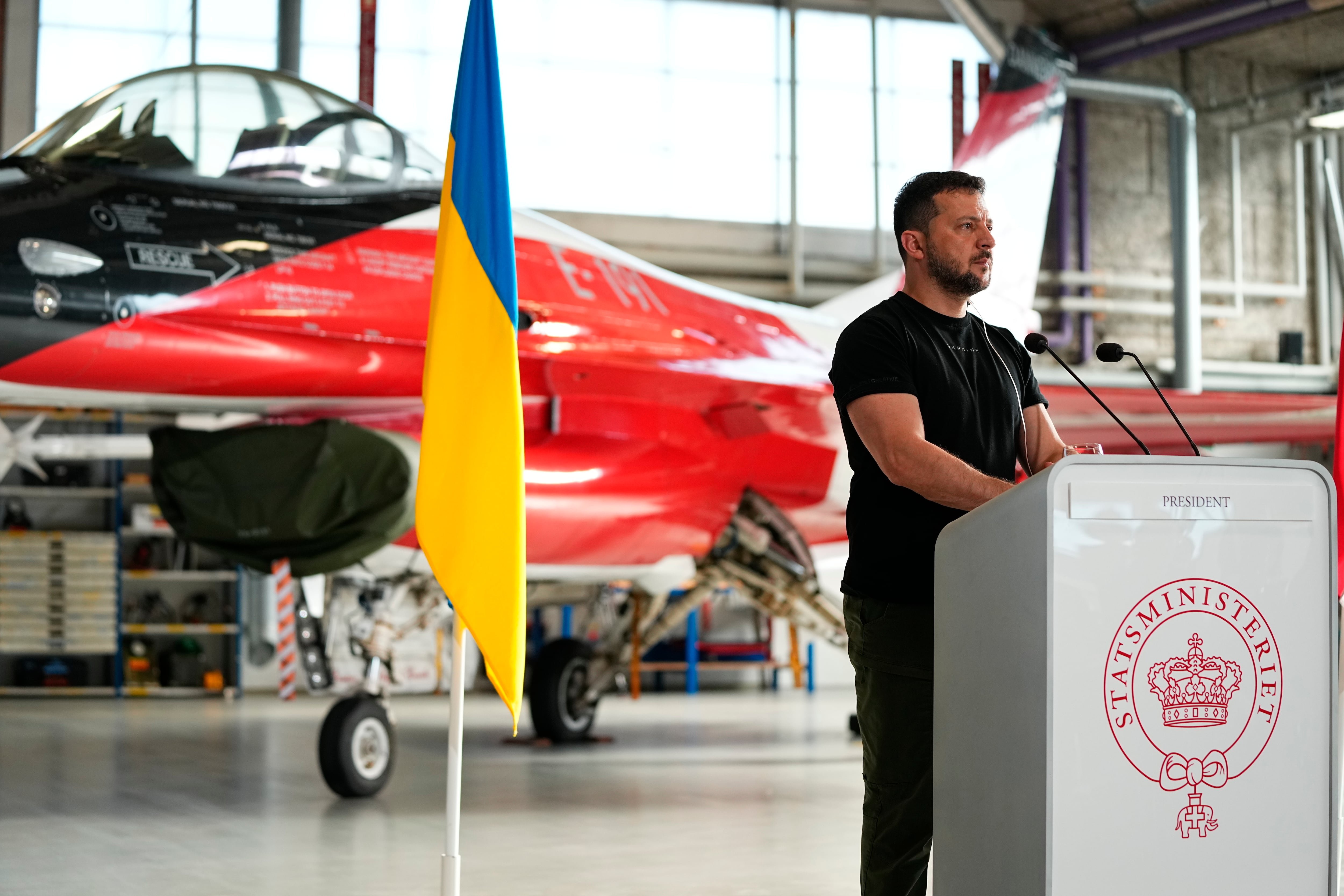 El presidente de Ucrania, Volodymyr Zelenskyy, y la primera ministra de Dinamarca, Mette Frederiksen, dan una conferencia de prensa en la base aérea de Skrydstrup, en Vojens, Dinamarca, el domingo 20 de agosto de 2023.