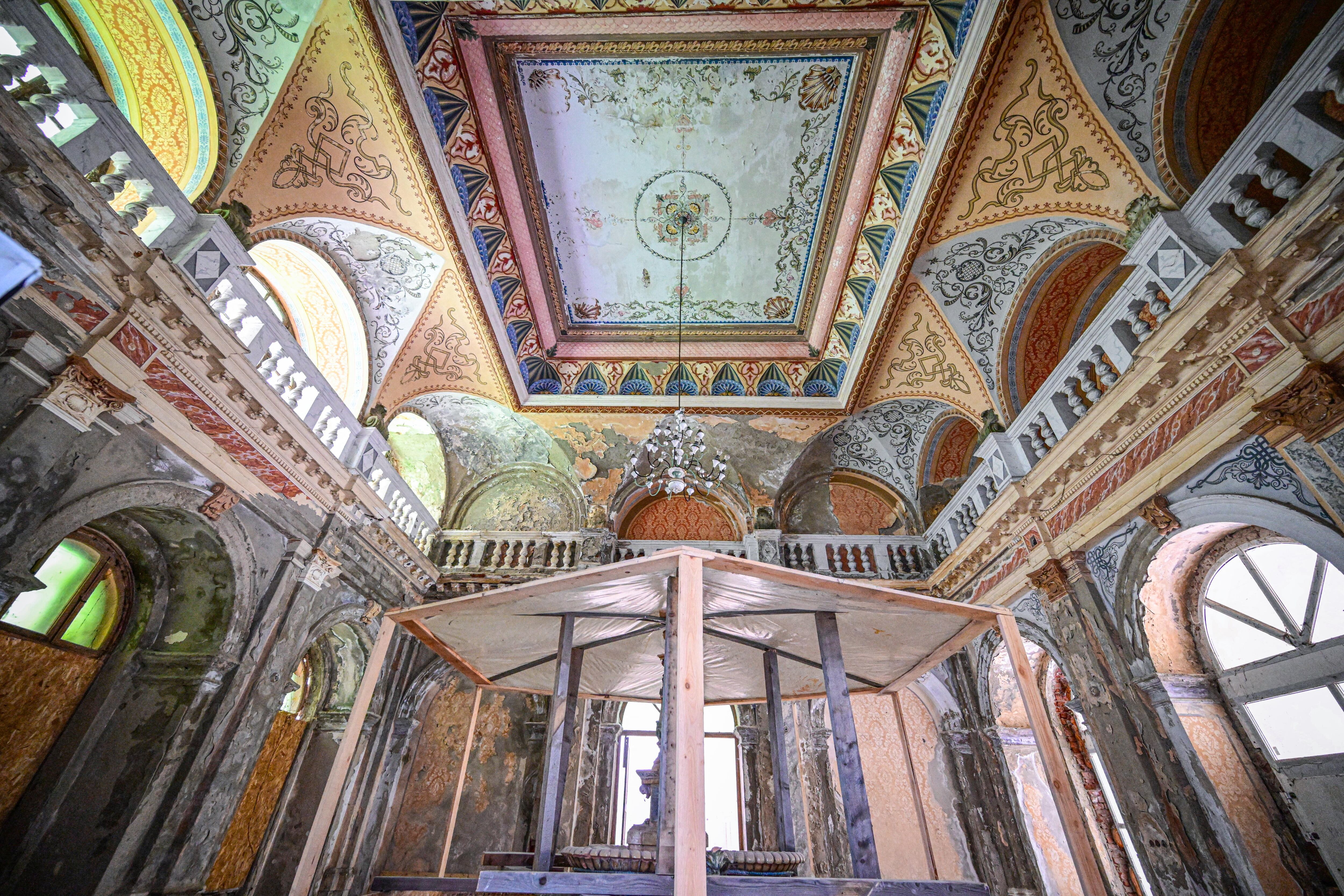 Con grafitis que cubren las paredes desmoronadas de los principales baños termales en una de las ciudades balneario más antiguas de Europa, un grupo de jóvenes arquitectos espera restaurar el pintoresco balneario rumano que una vez atrajo a emperadores después de décadas de abandono y corrupción.  Foto: Daniel MIHAILESCU / AFP