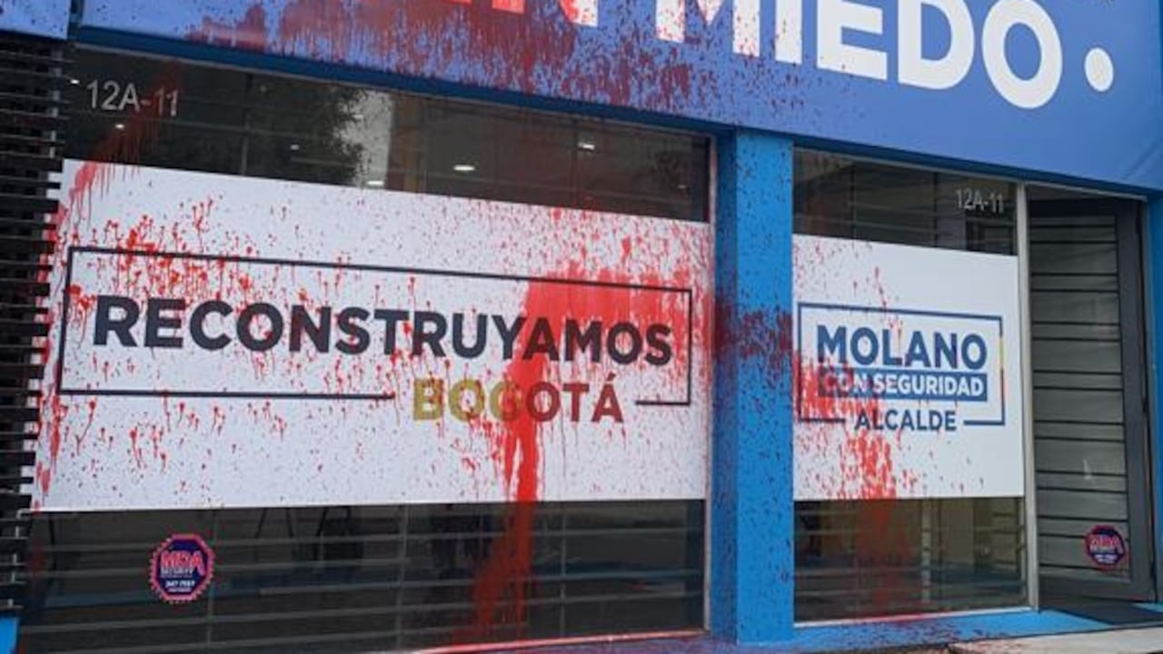 Simularon sangre regada sobre la fachada de la sede de campaña del candidato a la Alcaldía de Bogotá.