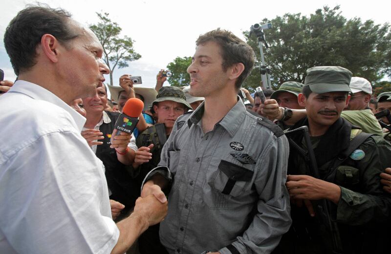 Hacia las 2:00 p. m. de este miércoles el reportero apareció rodeado de guerrilleros.