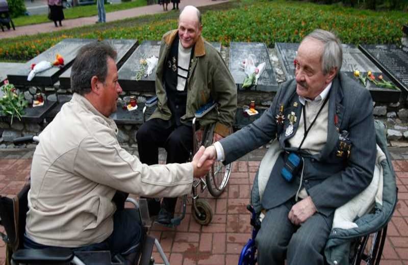 Un par de liquidadores de Chernóbil (nombre que recibieron los bomberos, científicos y especialistas que minimizaron las consecuencias del desastre), se saludan en la conmemoración de los 30 años del peor accidente nuclear en la historia. 