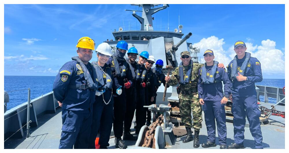 El comandante del Ejército, Eduardo Zapateiro, junto con integrantes de la Armada, en Cayo Bolívar.