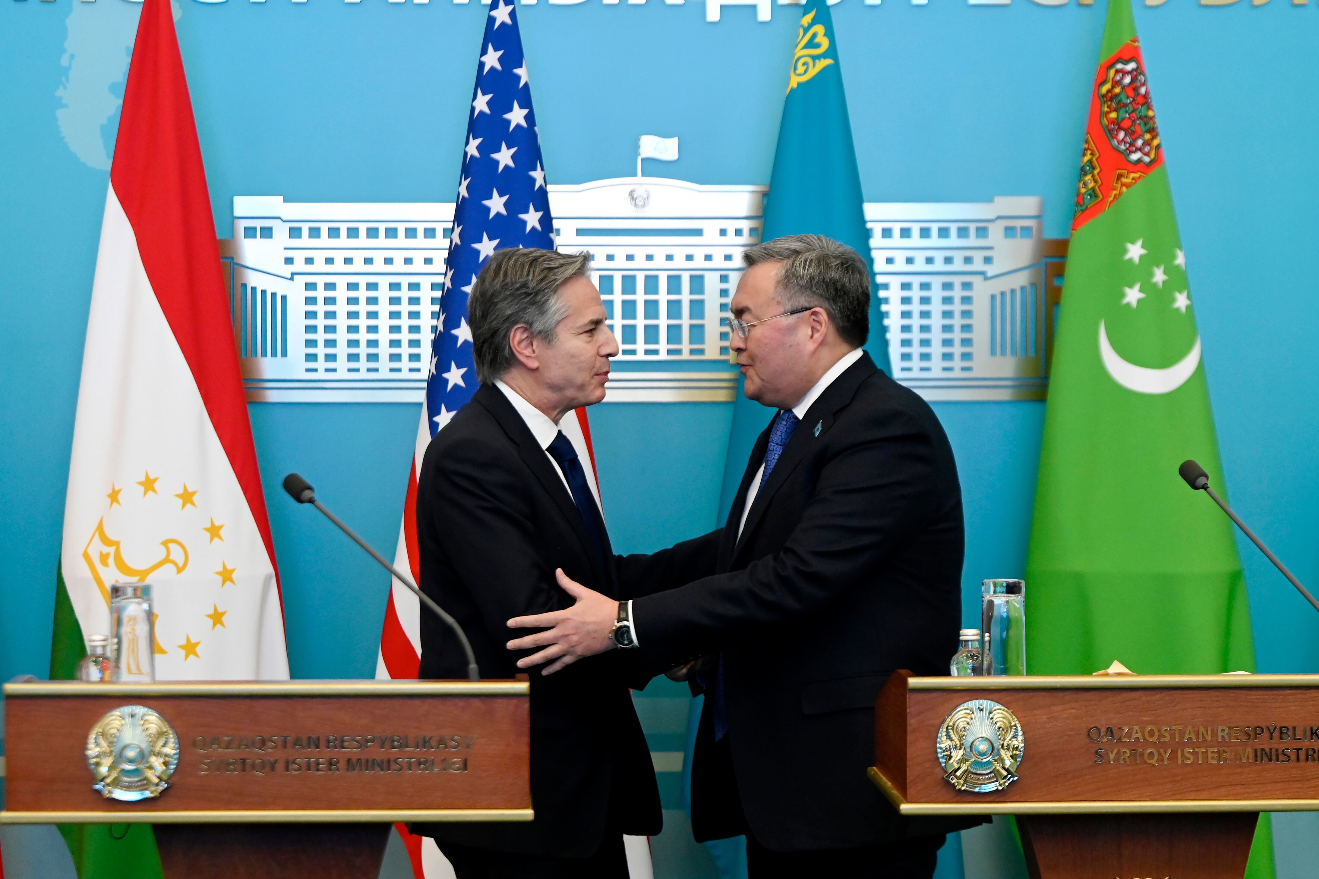 Antony Blinken y el Ministro de Relaciones Exteriores de Kazajstán, Mukhtar Tileuberdi