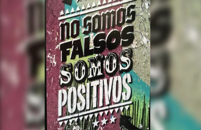 No somos falsos, somos positivos. Bogotá. Fotografía: Toxicómano