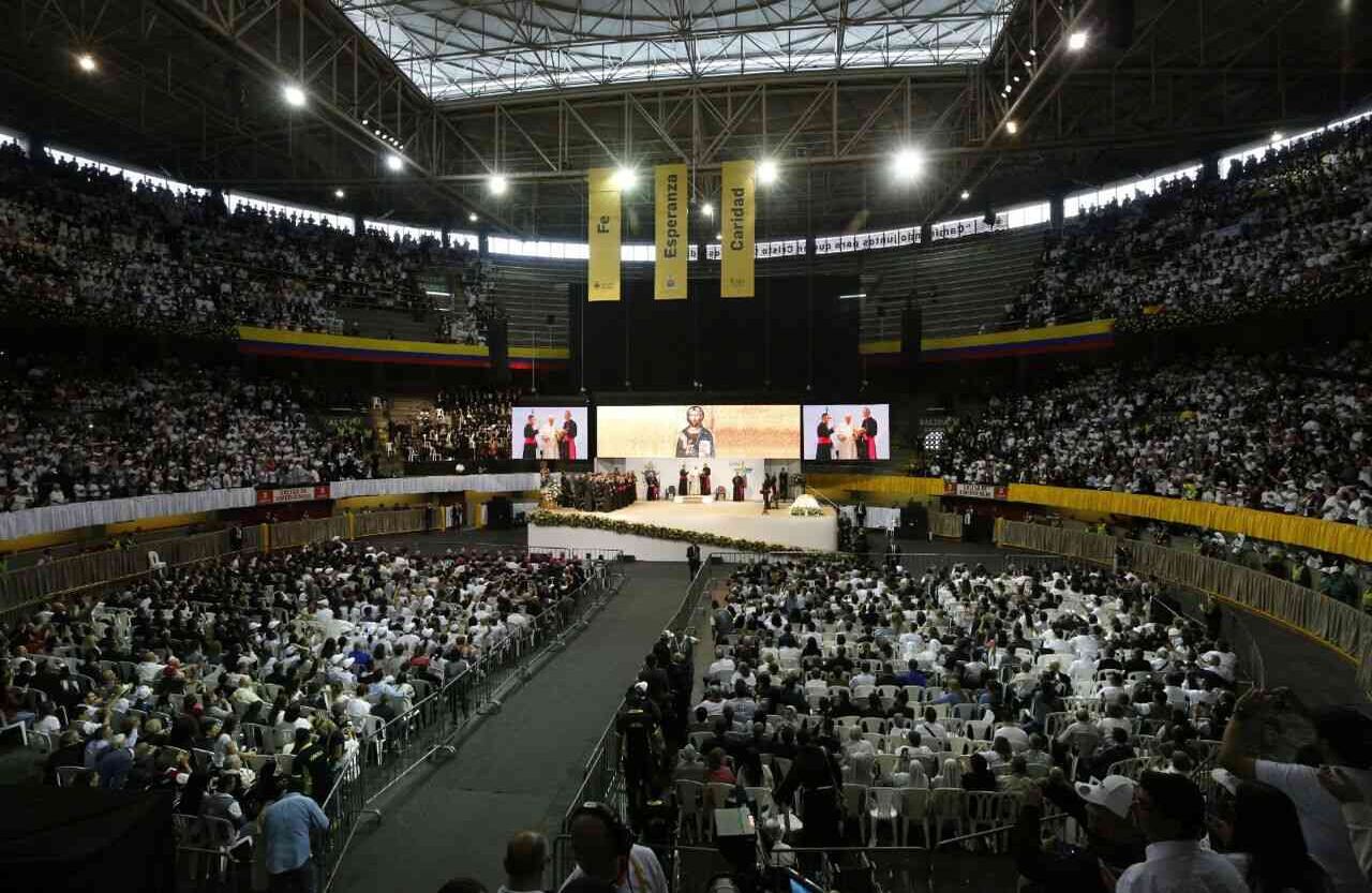 Lleno total en la Plaza de Toros La Macarena, en la que el papa Francisco oficializó su discurso. Foto: Guillermo Torres// SEMANA. 