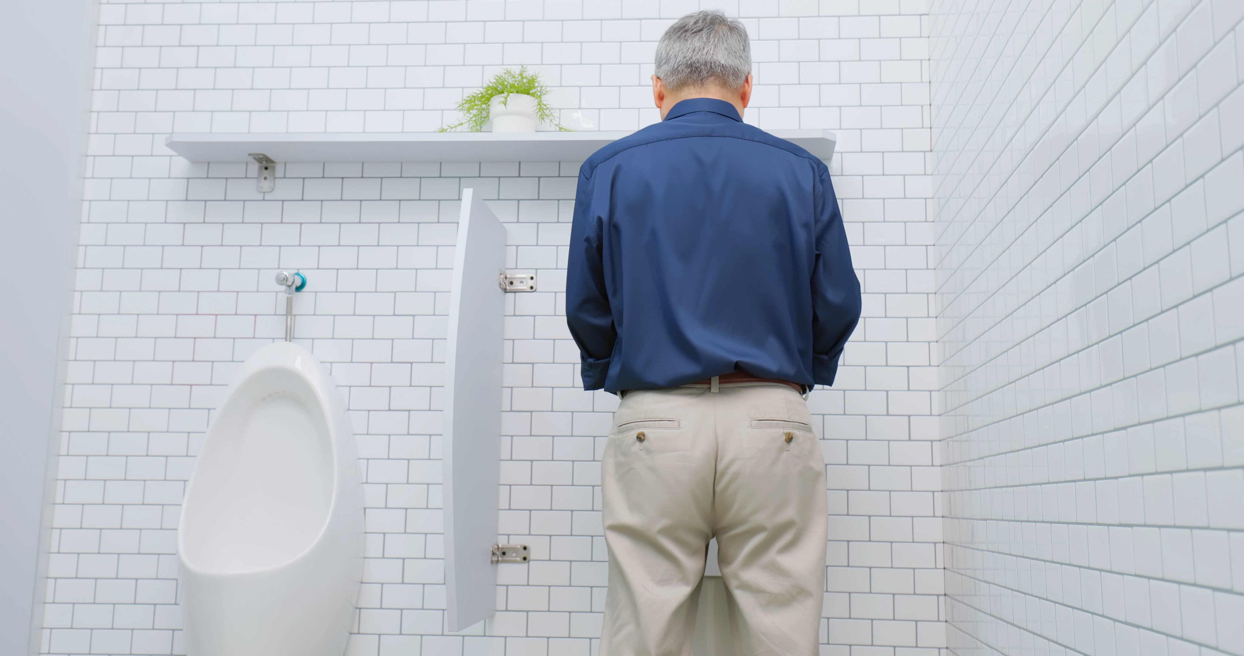 Hombre orinando