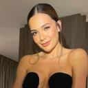 Lina Tejeiro posa sensual con una sugestiva blusa negra que resalta su delantera y deja ver sus atributos.