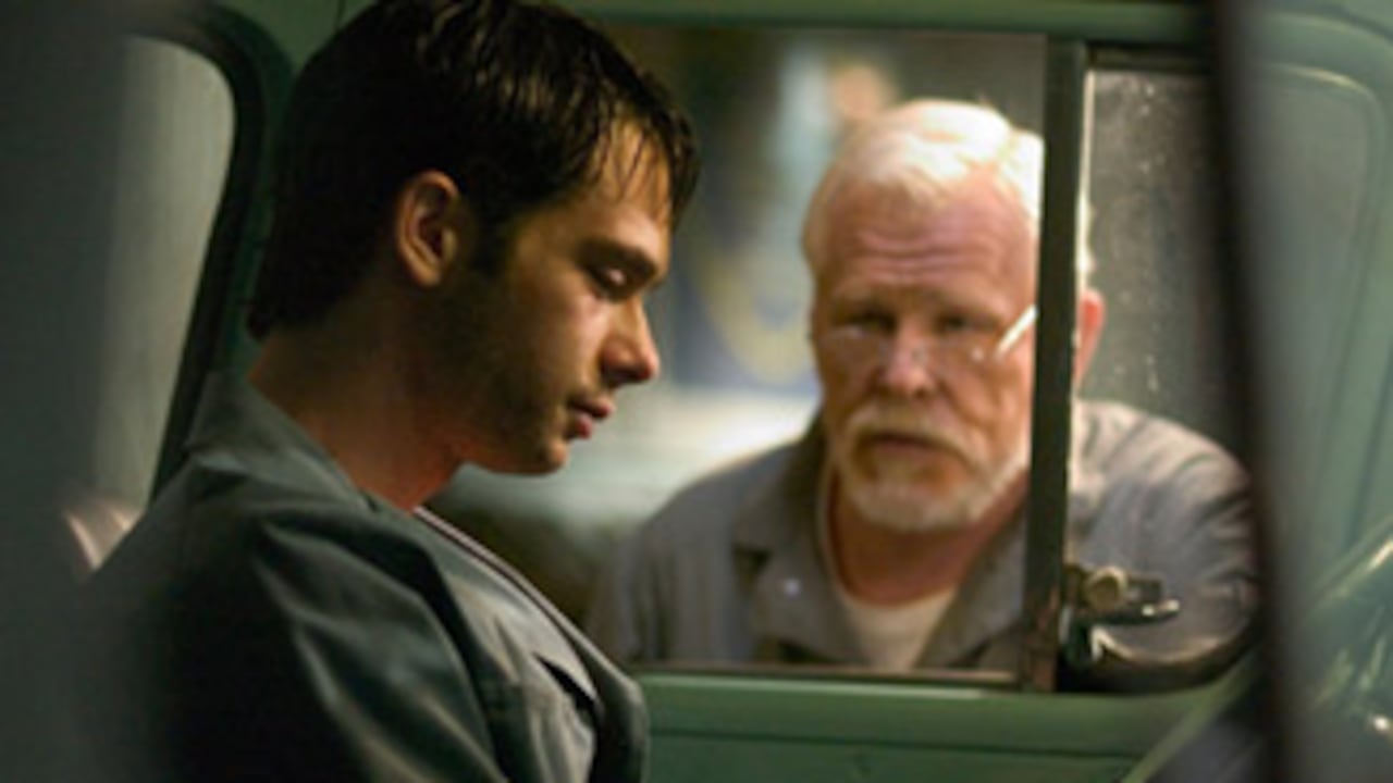 El gimnasta Dan (Scott Mechlowicz) encuentra en el mecánico Sócrates (Nick Nolte) un maestro que lo guiará en el peor momento de su vida.