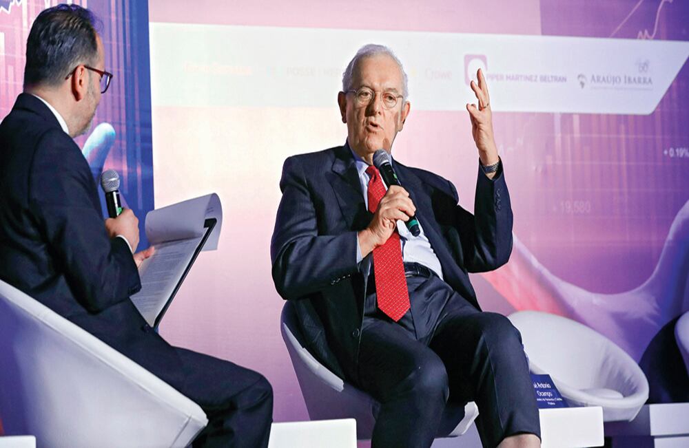 El ministro de Hacienda, José Antonio Ocampo, participó en el foro de SEMANA sobre la reforma tributaria. Carlos Enrique Rodríguez, subdirector general de la revista, lo interrogó.