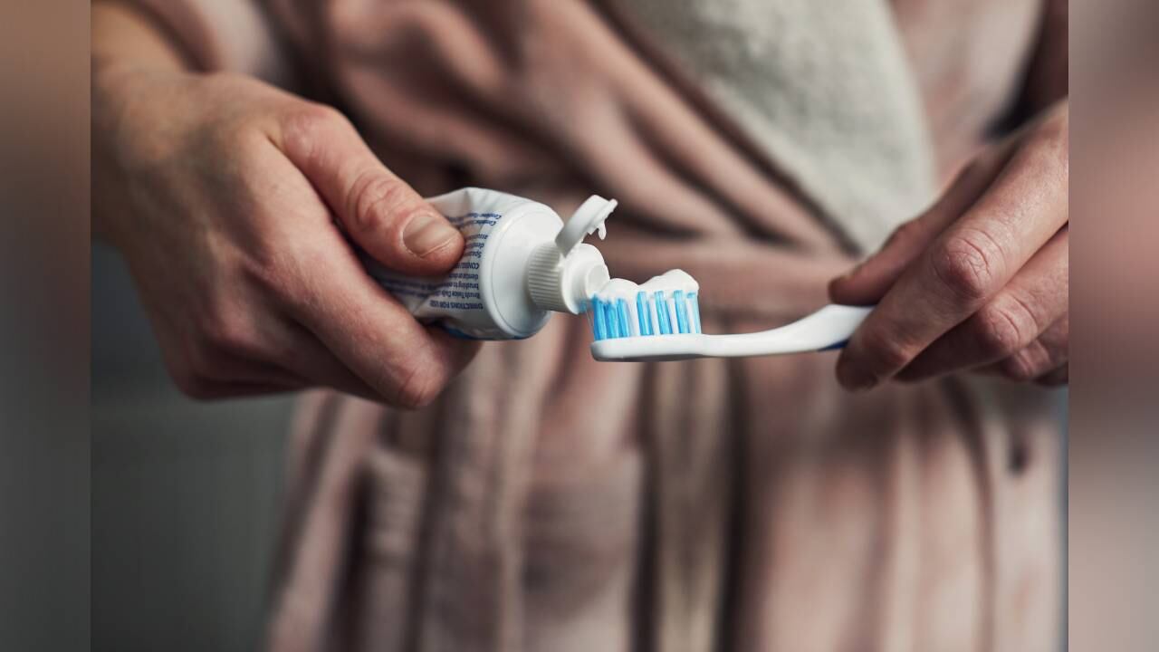 Expertos aconsejan que los cepillos se deben guardar en lugares abierto, lejos de fuentes de calor y sin tener contacto con cepillos de otras personas. Foto: Gettyimages.