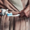Expertos aconsejan que los cepillos se deben guardar en lugares abierto, lejos de fuentes de calor y sin tener contacto con cepillos de otras personas. Foto: Gettyimages.