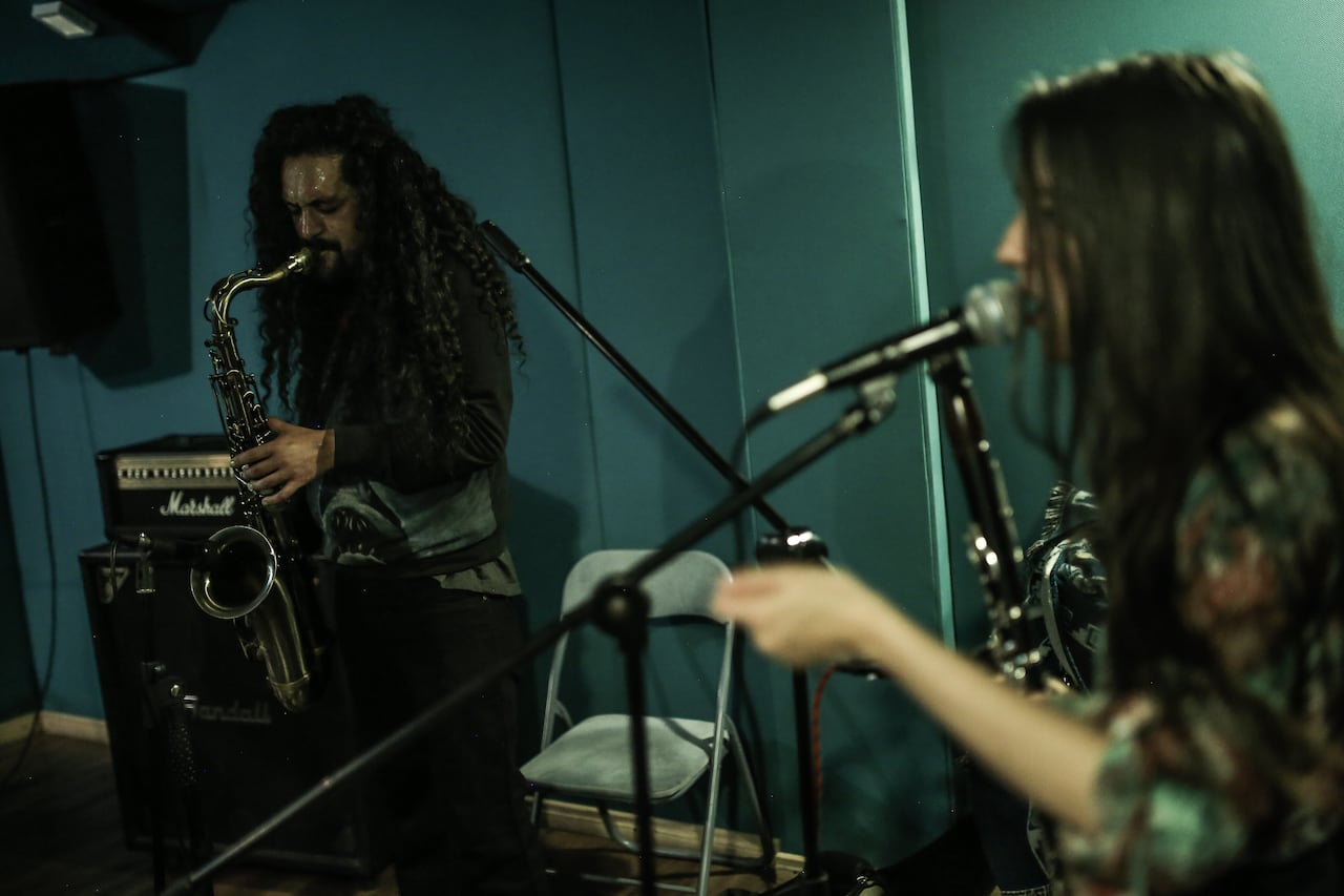 Postales de un ensayo de BUHA 2030, un día de marzo, mientras preparan su concierto en el Festival Estéreo Picnic...
