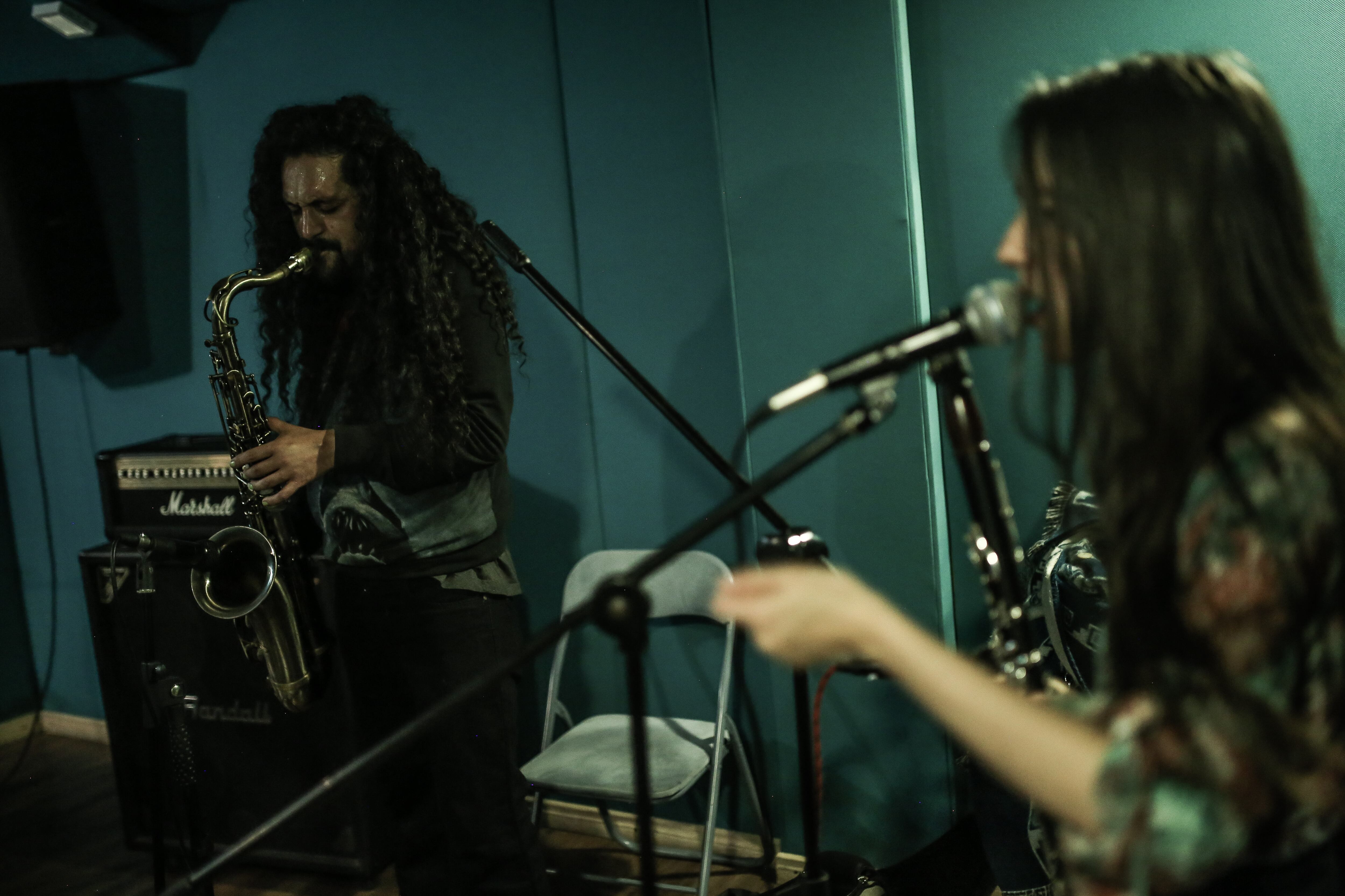 Postales de un ensayo de BUHA 2030, un día de marzo, mientras preparan su concierto en el Festival Estéreo Picnic...