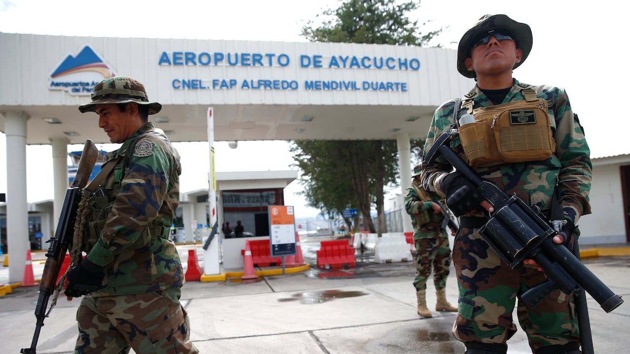 Soldados hacen guardia afuera del aeropuerto en Ayacucho, Perú, el domingo 18 de diciembre de 2022. (AP Photo/Hugo Curotto)