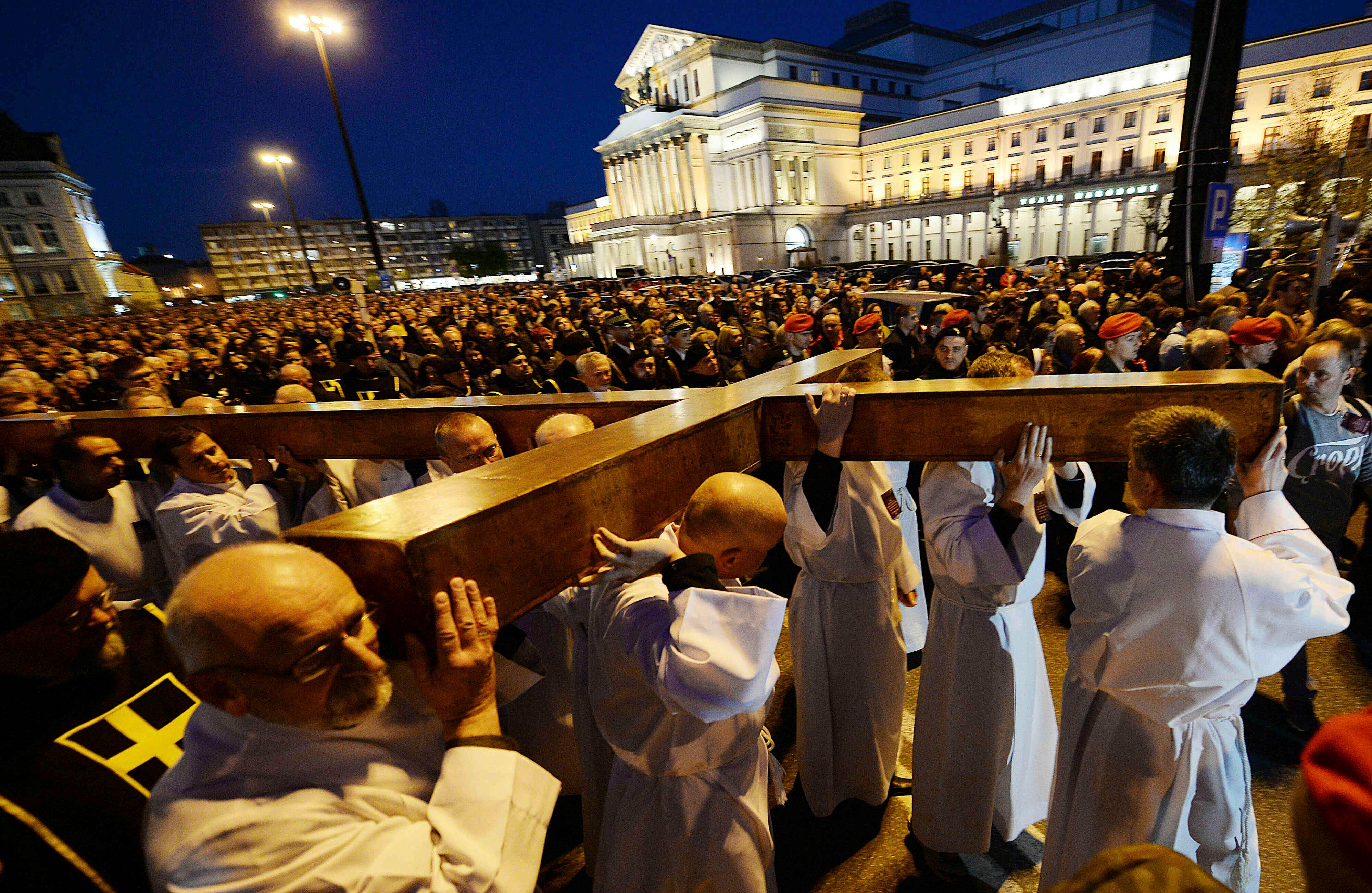 Los fieles celebran una cruz durante una procesión del Camino de la Cruz en el centro de Varsovia, Polonia, el viernes 19 de abril de 2019. La procesión del Viernes Santo es parte de las celebraciones durante la Semana Santa, que termina con el Domingo de Pascua, la fiesta más importante para católicos (Foto AP / Czarek Sokolowski)